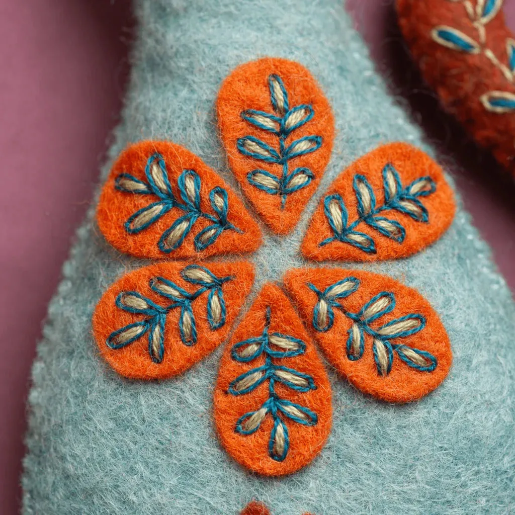 CORINNE LAPIERRE • Felt Embroidered Folk Cat Stitch Kit
